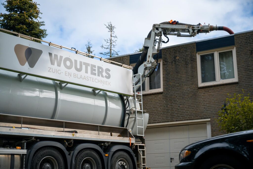 Wouters-zuigwagen staat bij een woning voor industriële zuigtechniek en bouwondersteuning op locatie.