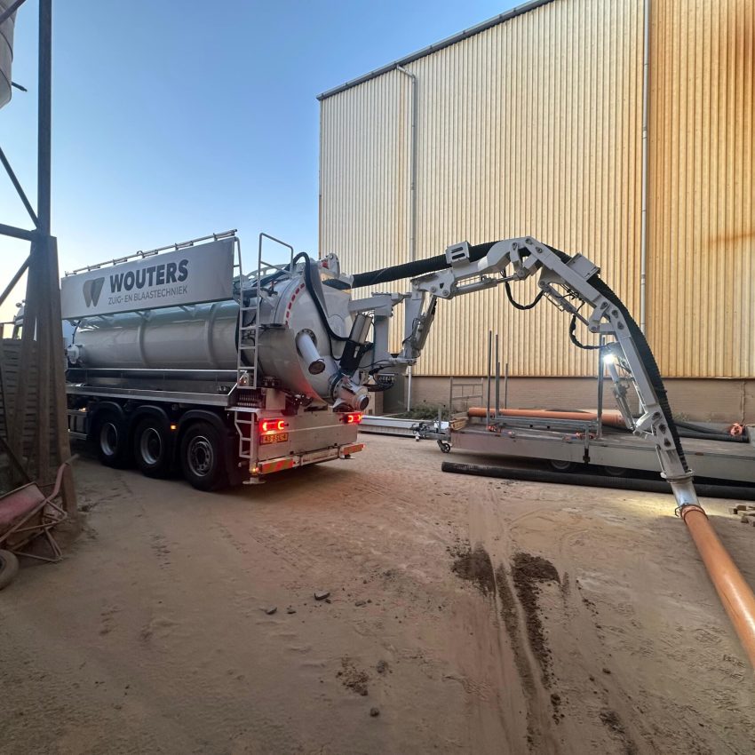 Wouters-zuigwagen op een bedrijfsterrein voor industriële zuigtechniek, professionele zuigwerken en technische ondersteuning op locatie.