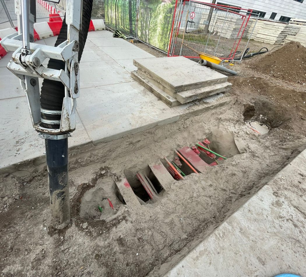 Witte Wouters-zuigwagen op de weg tijdens logistieke ondersteuning en industriële zuigtechniek op locatie.